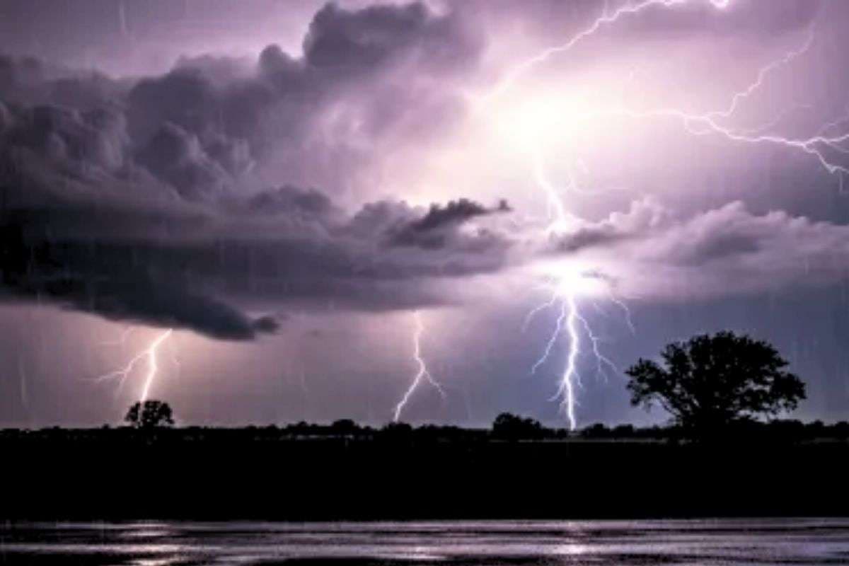 Aaj Bihar Ka Mausam: बिहार के इन 26 जिलों में गरज-चमक के साथ होगी भयंकर बारिश! IMD ने जारी किया अलर्ट