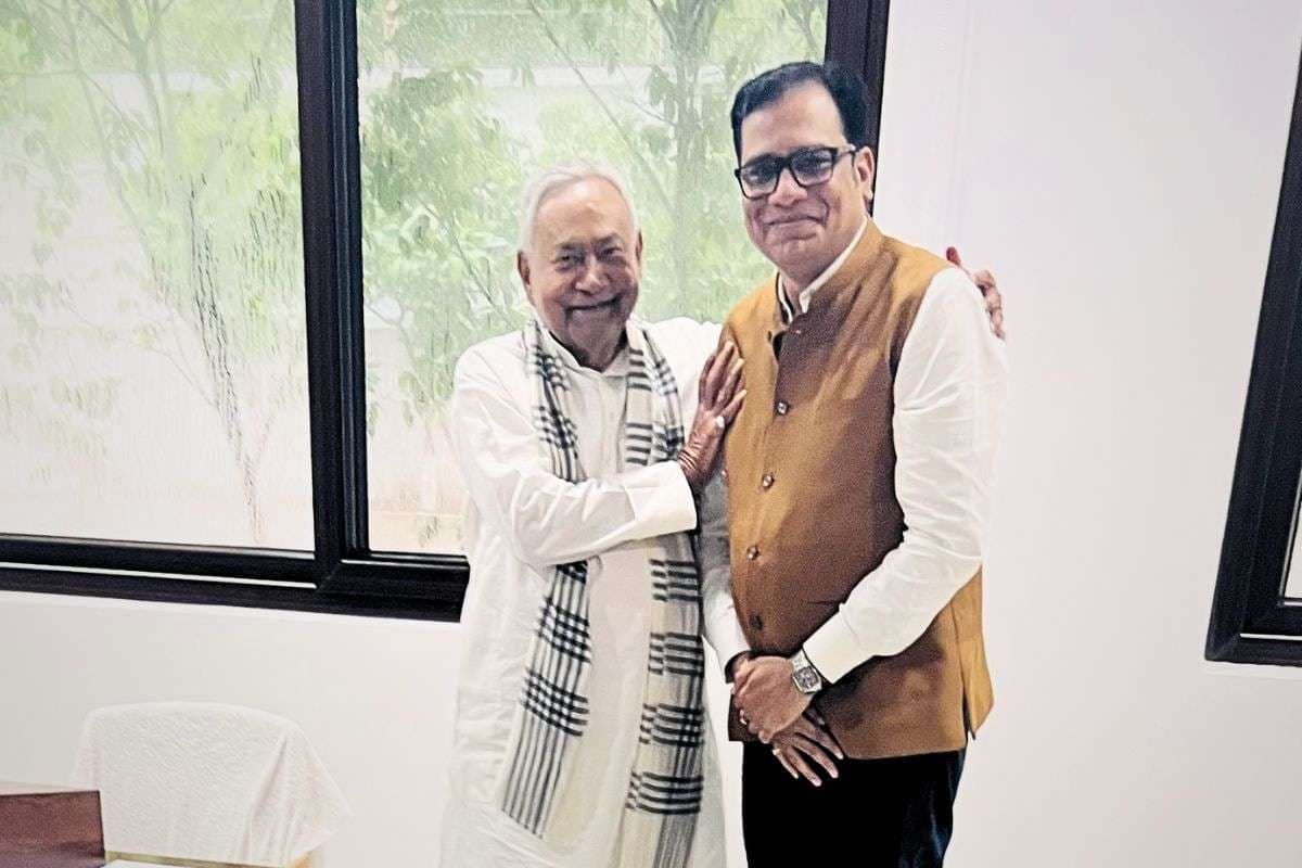 बिहार चुनाव: कौन हैं विधायक डॉ. संजीव कुमार? जो JDU छोड़ RJD में होंगे शामिल, जानिए कितनी संपत्ति के हैं मालिक