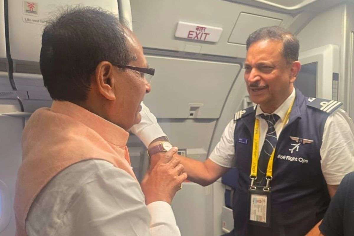 फ्लाइट में कैप्टन रूडी के अंदाज पर फिदा हुए शिवराज, बोले- राजीव जी, आज आपने दिल जीत लिया