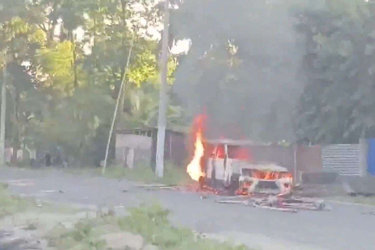 Zubeen Garg Death Case: ज़ुबीन गर्ग मौत मामले में बक्सा जेल के बाहर हिंसा, वाहनों को किया आग के हवाले