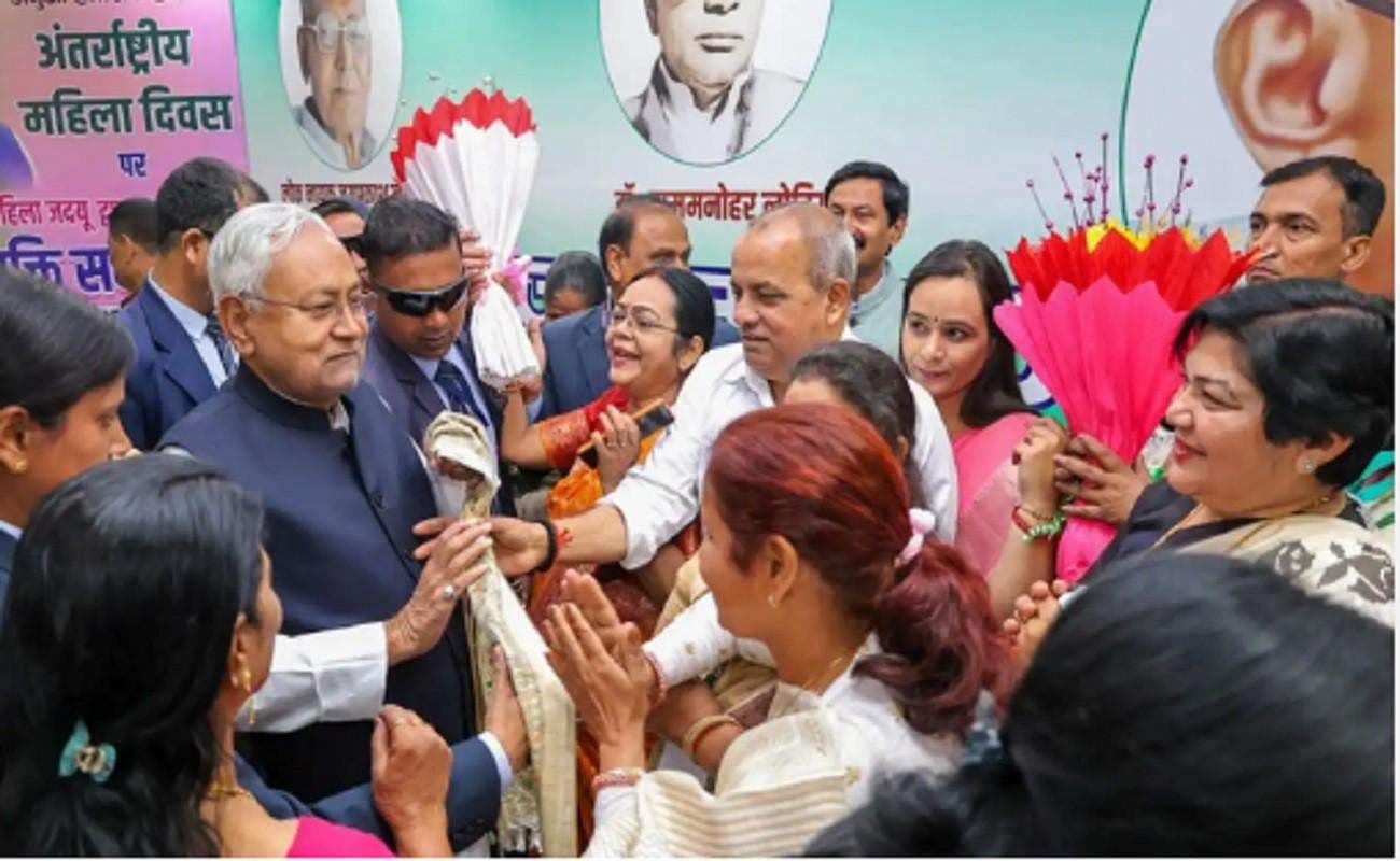 Bihar Election Result 2025: नीतीश कुमार या तेजस्वी यादव, महिलाओं की बंपर वोटिंग का किसे हुआ नफा-किसे नुकसान