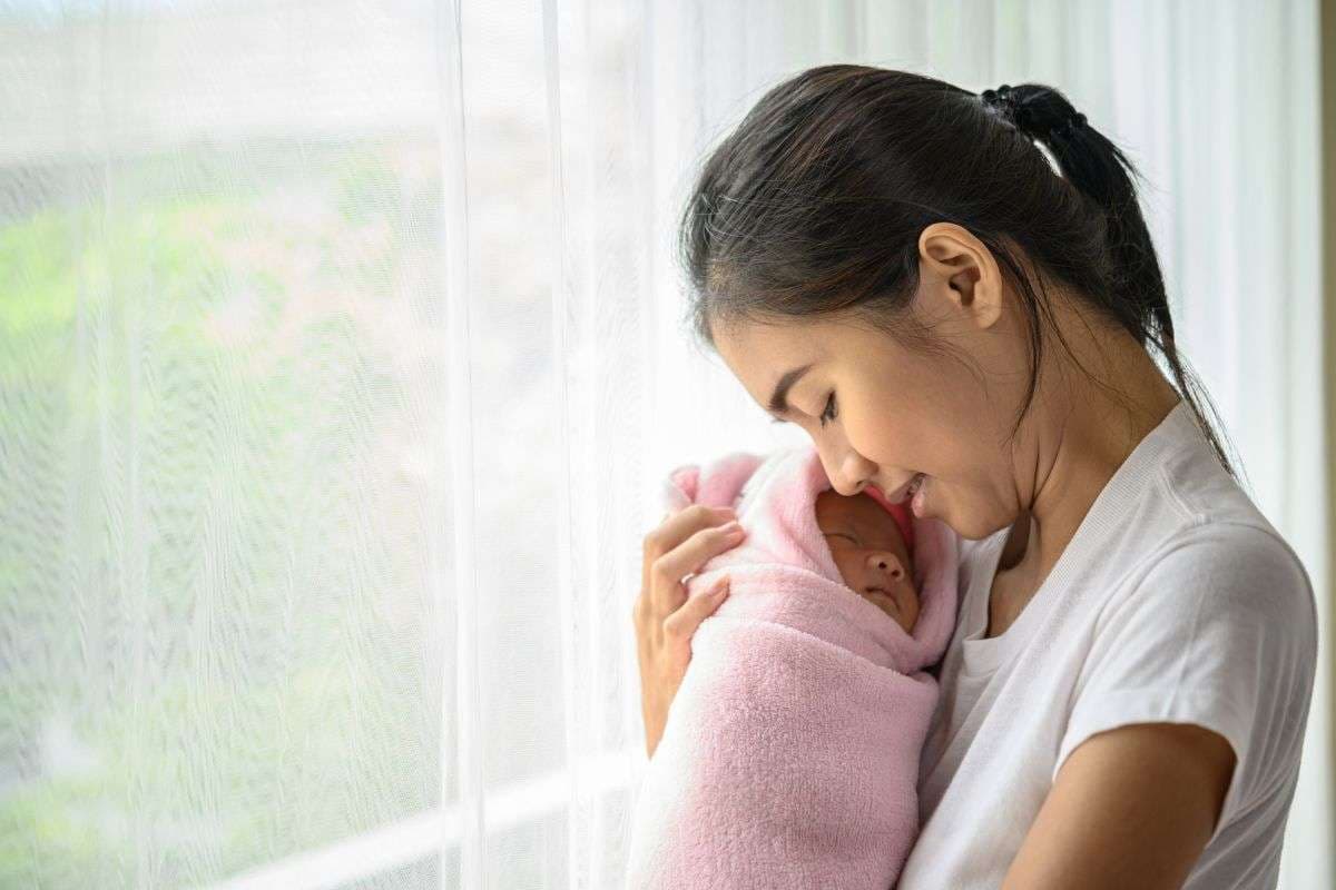 अजूबा! बच्चे को जन्म देने वाली महिला की कांख से निकलने लगा दूध, रेयर मामले में सामने आई अनोखी जानकारी