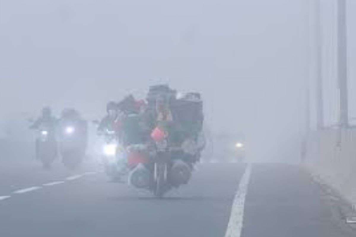 Aaj Bihar Ka Mausam: ठंड की पहली दस्तक! कोहरे में लिपटा पटना-गया, हवा में घुला धुआं और धुंध का मिक्स, IMD का अलर्ट जारी
