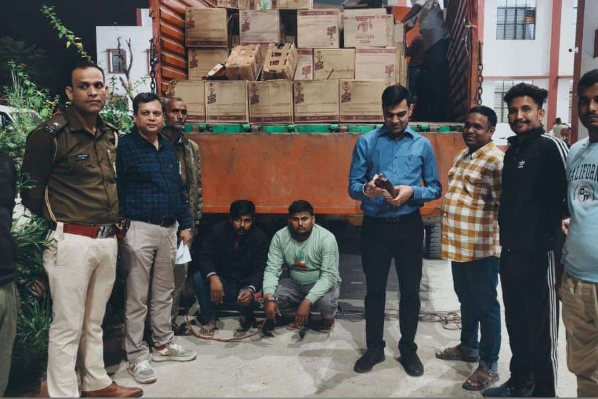 Muzaffarpur: ट्रक में बने गुप्त तहखाना से 150 कार्टन विदेशी शराब बरामद, दो धंधेबाज गिरफ्तार
