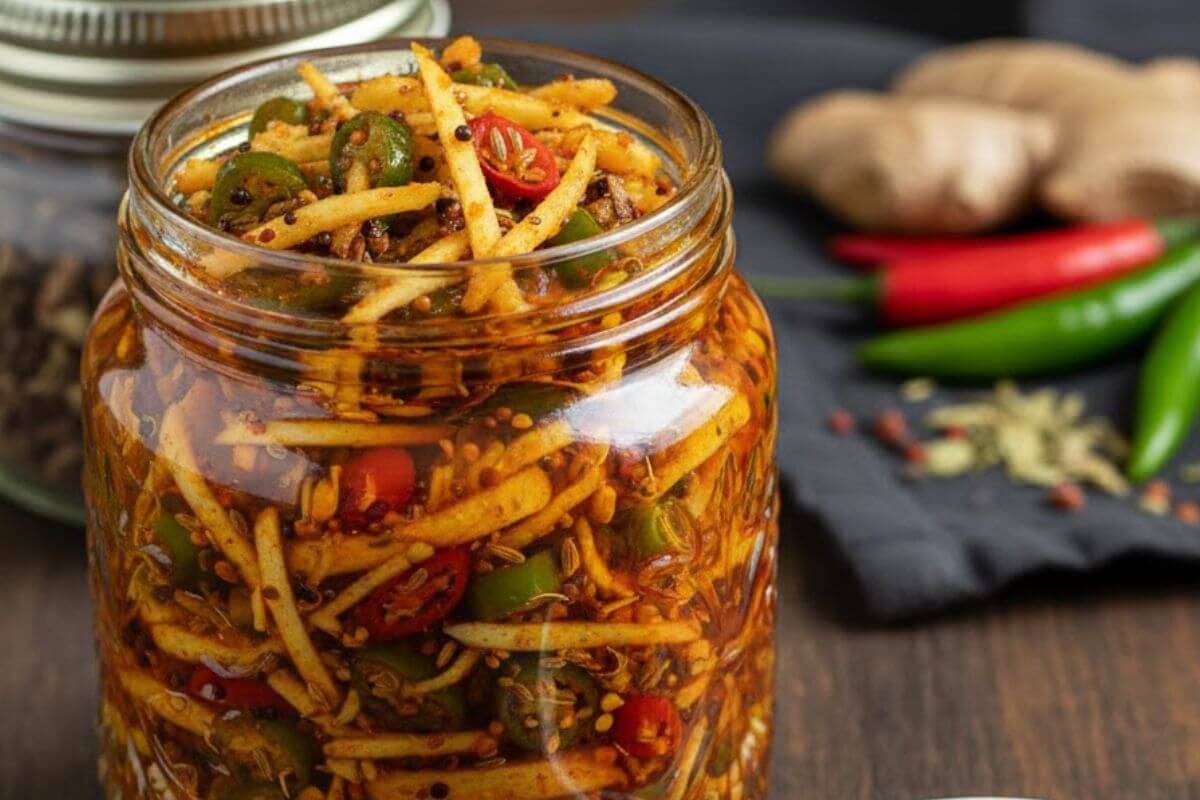 Adrak Mirch Ka Achar: सर्दियों में जरूर ट्राई करें ये जल्दी बन जाने वाला अदरक-मिर्च का अचार, स्वाद में लगेगा जबरदस्त 