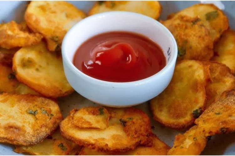 Air Fryer Aloo Bhajiya Recipe Low Fat: बिना तले मिनटों में बनाए क्रंची एयर फ्रायर आलू भजिया