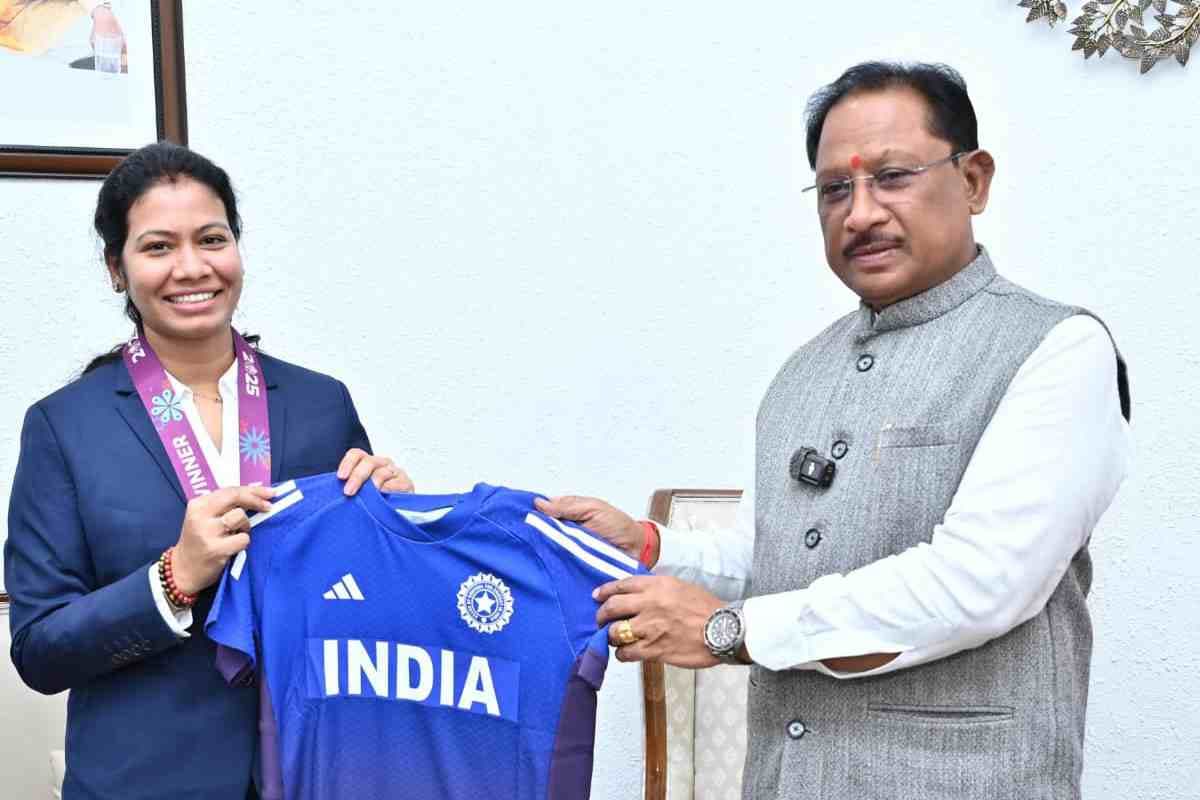 Chhattisgarh News : वर्ल्ड कप विजेता महिला क्रिकेट टीम की फिजियोथेरेपिस्ट आकांक्षा ने मुख्यमंत्री से मुलाकात की