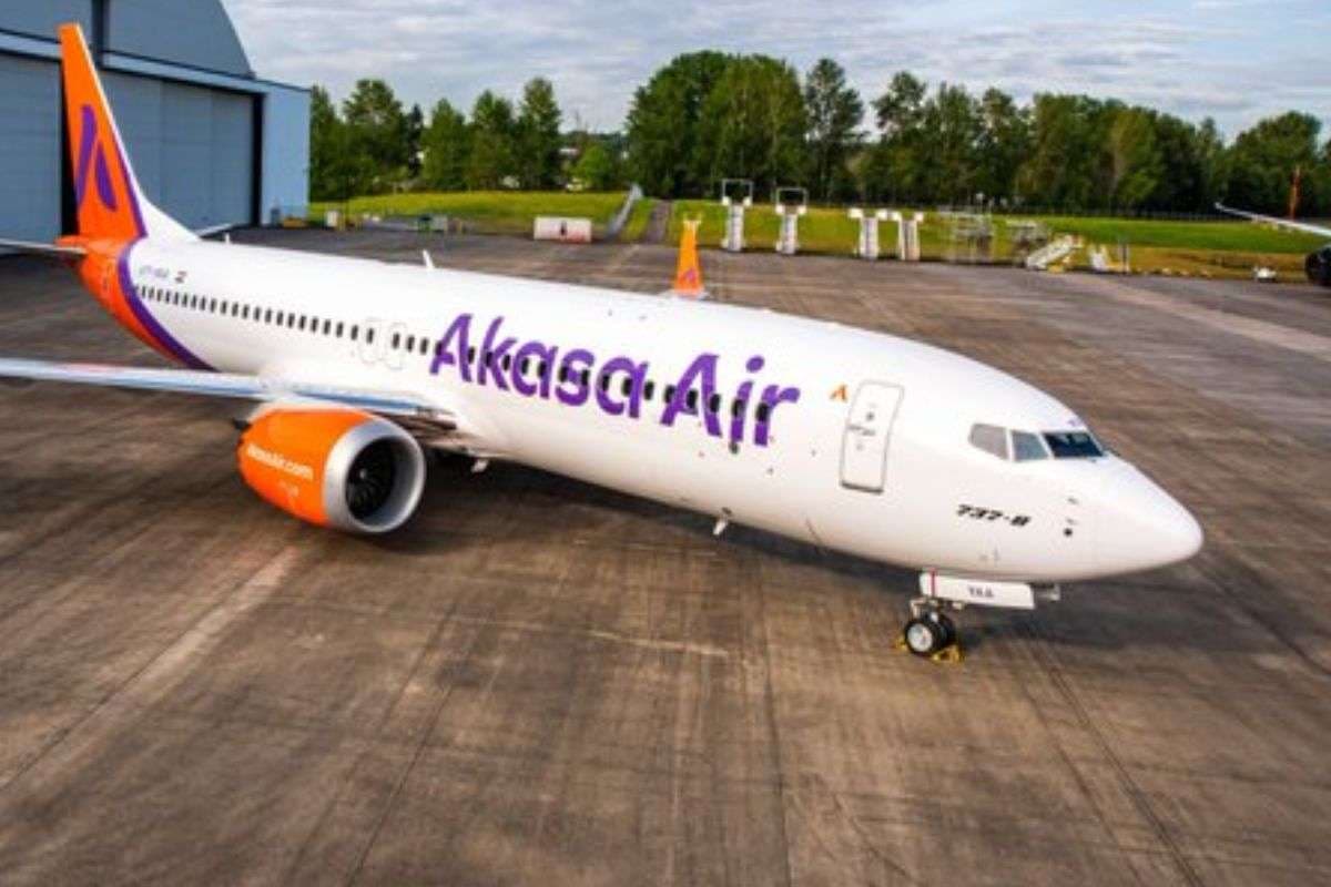 Akasa Air Flight: यात्री ने विमान के इमरजेंसी डोर खोलने की कोशिश की, पुलिस ने हिरासत में लिया