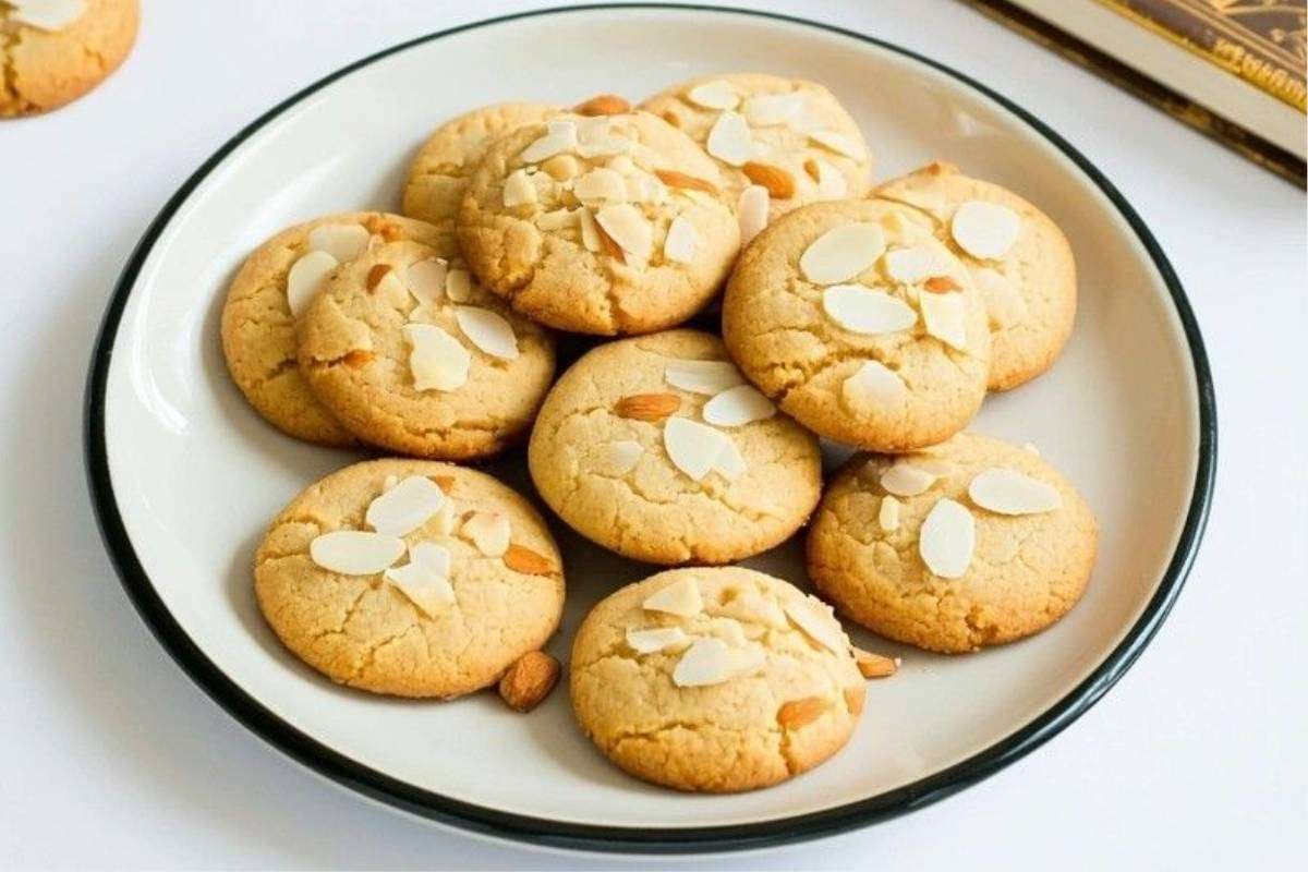 Almond Cookies Recipe: बच्चों के टिफिन के लिए बनाएं न्यूट्रिशस बादाम कुकीज़, आसान रेसिपी के साथ Almond Cookies Recipe: बच्चों के टिफिन के लिए बनाएं न्यूट्रिशस बादाम कुकीज़, आसान रेसिपी के साथ