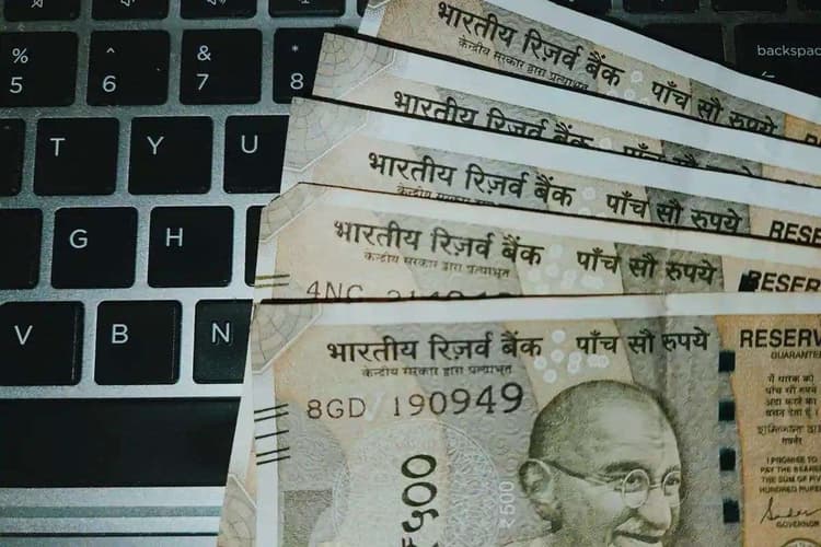 अगर इन 7 बैंकों में है आपका FD तो तुरंत चेक करें इंट्रेस्ट रेट, चूक गए तो गंवा बैठेंगे हजारों का रिटर्न