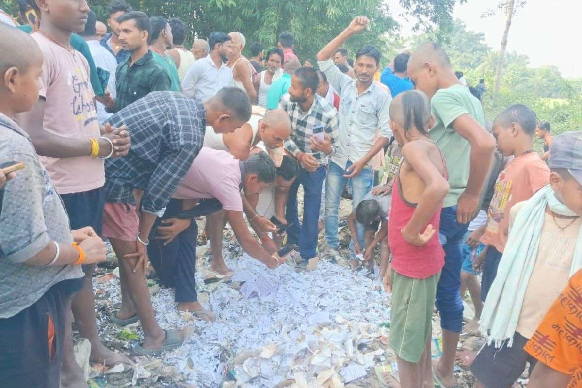Bihar Chunav 2025: समस्तीपुर में कूड़े में VVPAT पर्चियां मिलने के बाद बवाल, समर्थकों के साथ पहुंचे उम्मीदवार, DM ने बैठाई जांच