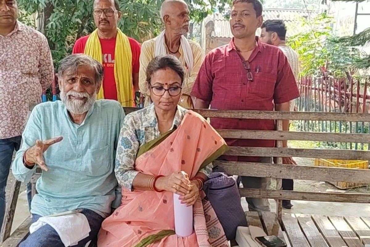 वोटिंग के बीच थाने में धरना पर क्यों बैठे प्रशांत किशोर की पार्टी के उम्मीदवार? DGP से कर रहे थानेदार के निलंबन की मांग