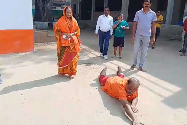 Video: इस मां-बेटे ने सिखाया वोट का मतलब, 88 साल की मां के साथ दंडवत करते हुए बूथ पर पहुंचा बेटा