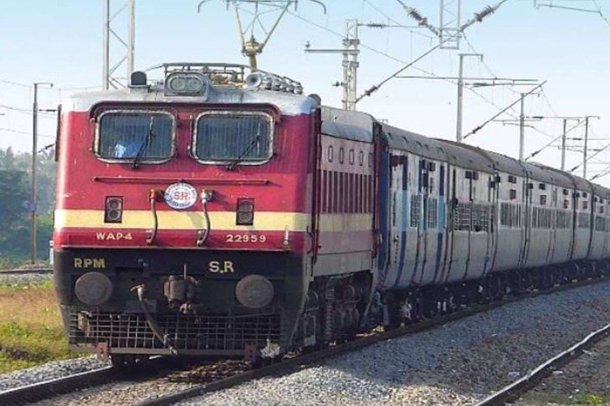 Bihar Train News: बिहार के लोगों के लिये 4 जोड़ी ट्रेनों का किया गया विस्तार, स्टेशनों पर बढ़ाई गई ये सुविधाएं