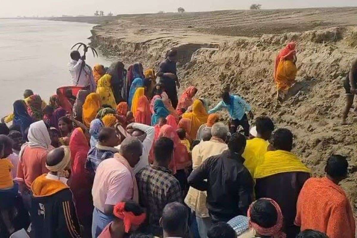 Bihar Elections 2025: नाव से नदी पार कर पहुंचे मतदाता, बिहपुर में कठिन रास्तों के बीच लोकतंत्र का जज्बा लहराया