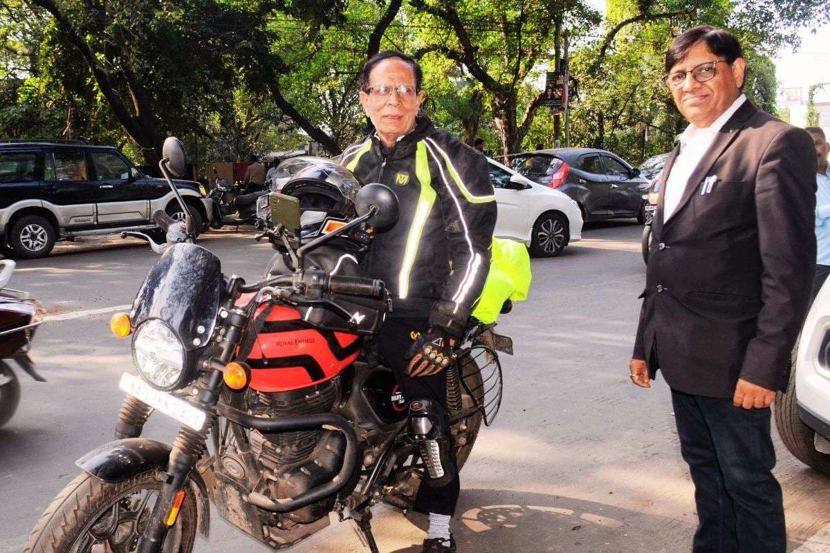 69 की उम्र में भी बरकरार है जज्बा, 2100 किमी बाइक चलाकर धनबाद पहुंचे विजय पंचोली