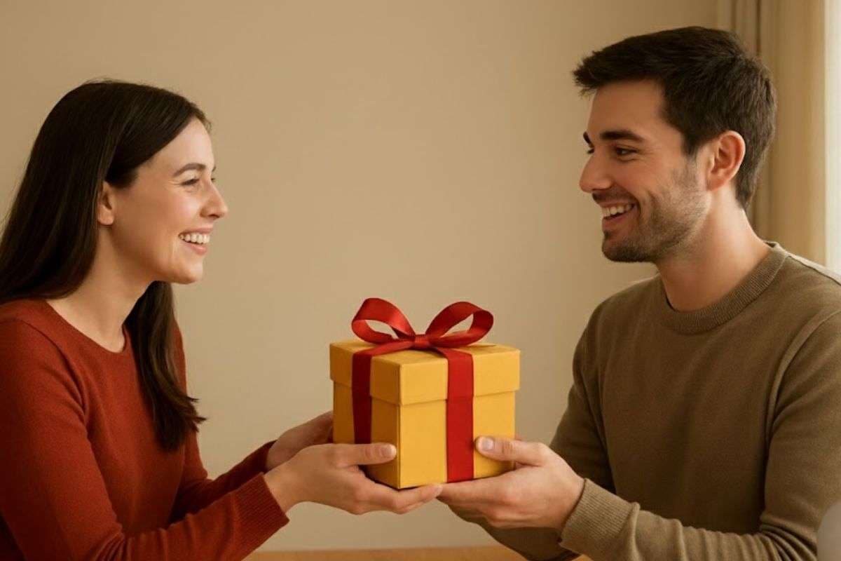 Birthday Gift Ideas For Friend: दोस्त को बर्थडे पर क्या गिफ्ट करें? यहां देखें क्रिएटिव और पर्सनलाइज्ड गिफ्ट आइडियाज