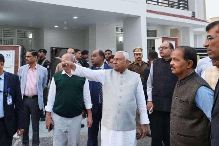 CM Nitish Kumar: शपथ लेते ही एक्शन में दिखे CM नीतीश, विधायकों के लिए बनाए गए फ्लैट्स का लिया जायजा