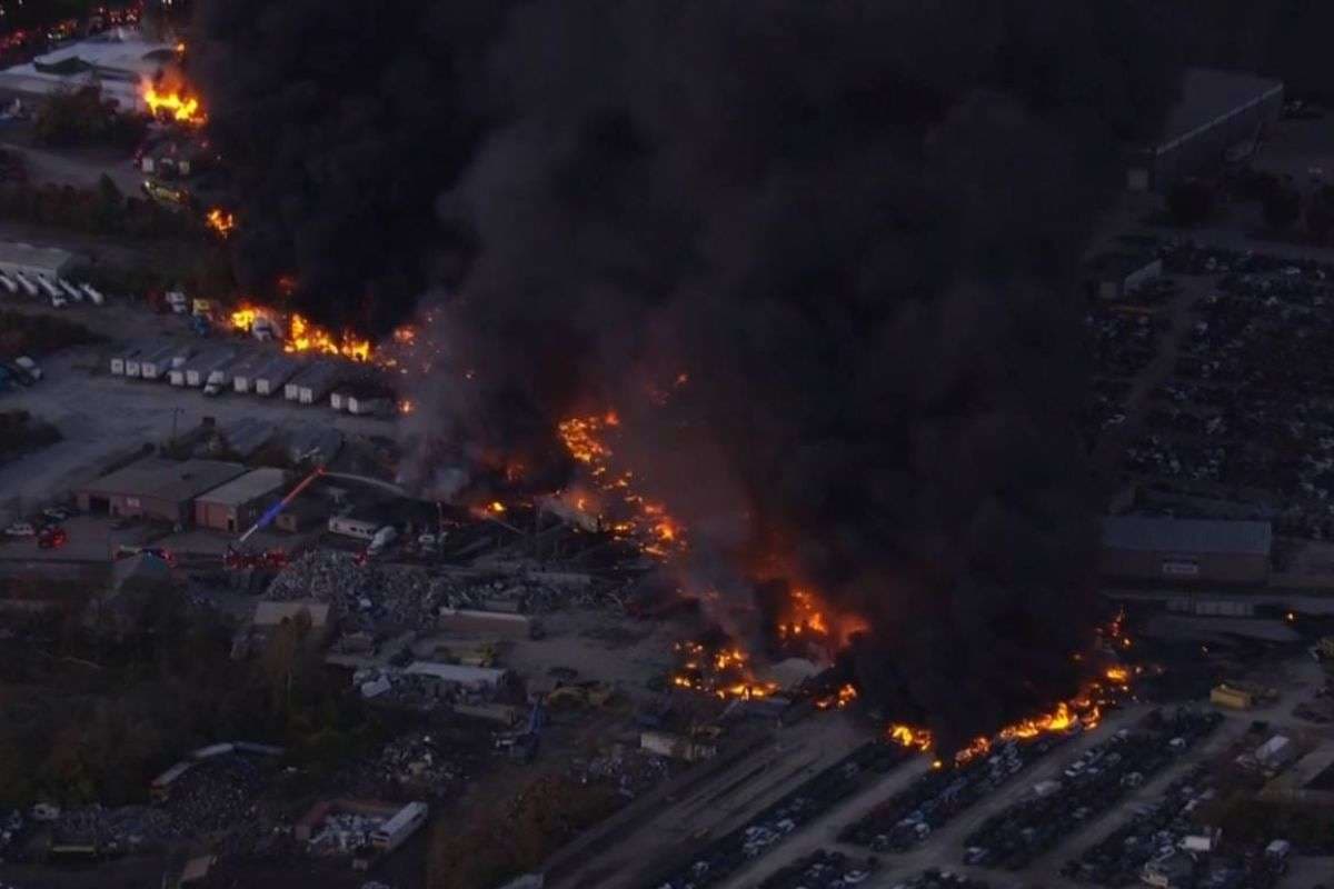 अमेरिका में क्रैश हुआ कार्गो विमान, हादसे में 7 लोगों की मौत, आग की लपटों और धुएं के गुबार से भरा आसमान
