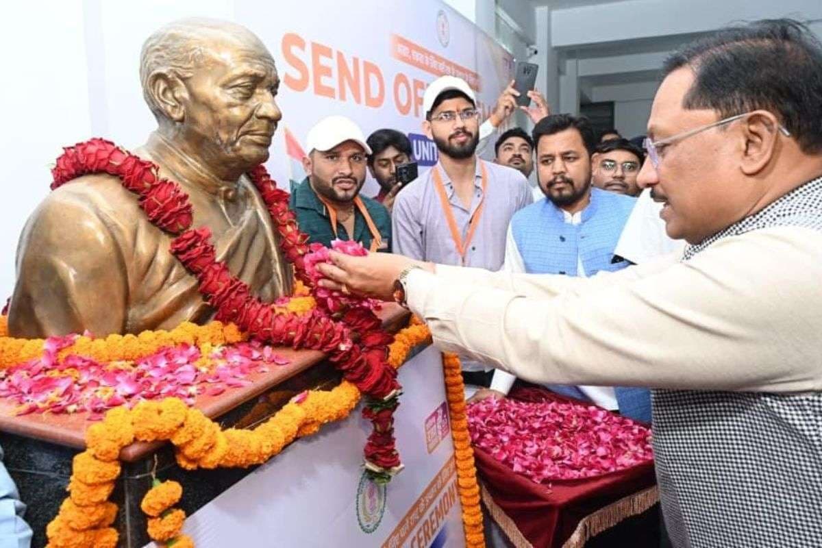 छत्तीसगढ़ के 68 युवा राष्ट्रीय पदयात्रा के लिए रवाना, सीएम विष्णुदेव साय ने दिखाई हरी झंडी