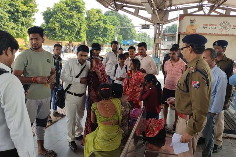 Mirzapur : चुनार जंक्शन पर रेलवे ट्रैक पार करते वक्त 6 यात्रियों की ट्रेन से कटकर मौत