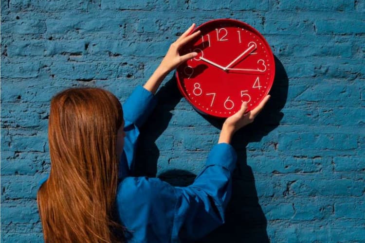 Clock Vastu Tips: गलत दिशा में लगी घड़ी बिगाड़ सकती है किस्मत—जानें ज्योतिषीय कारण