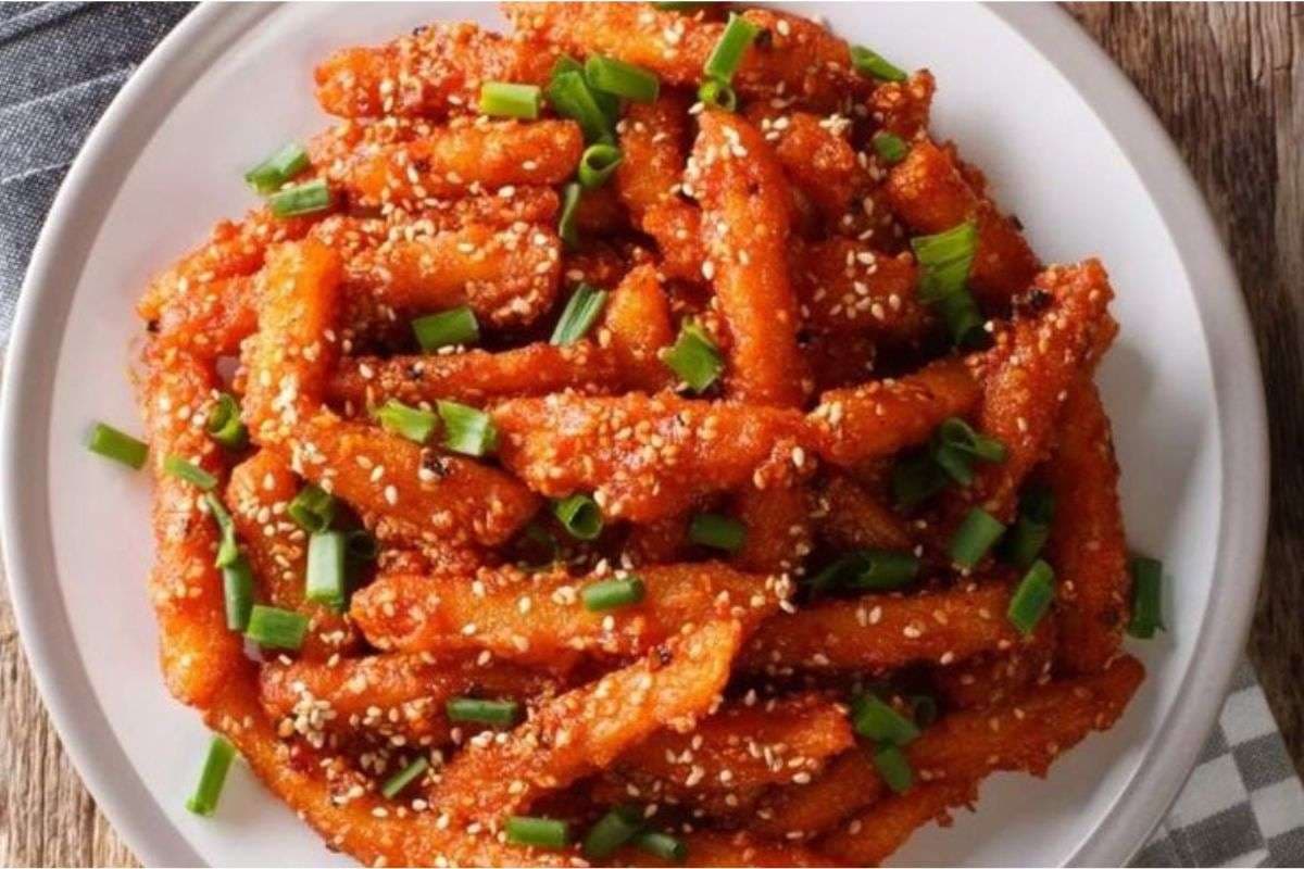 Crispy Honey Chili Potato Recipe: मिनटों में बनाएं रेस्टोरेंट स्टाइल क्रिस्पी और चटपटी हनी चिली पोटैटो