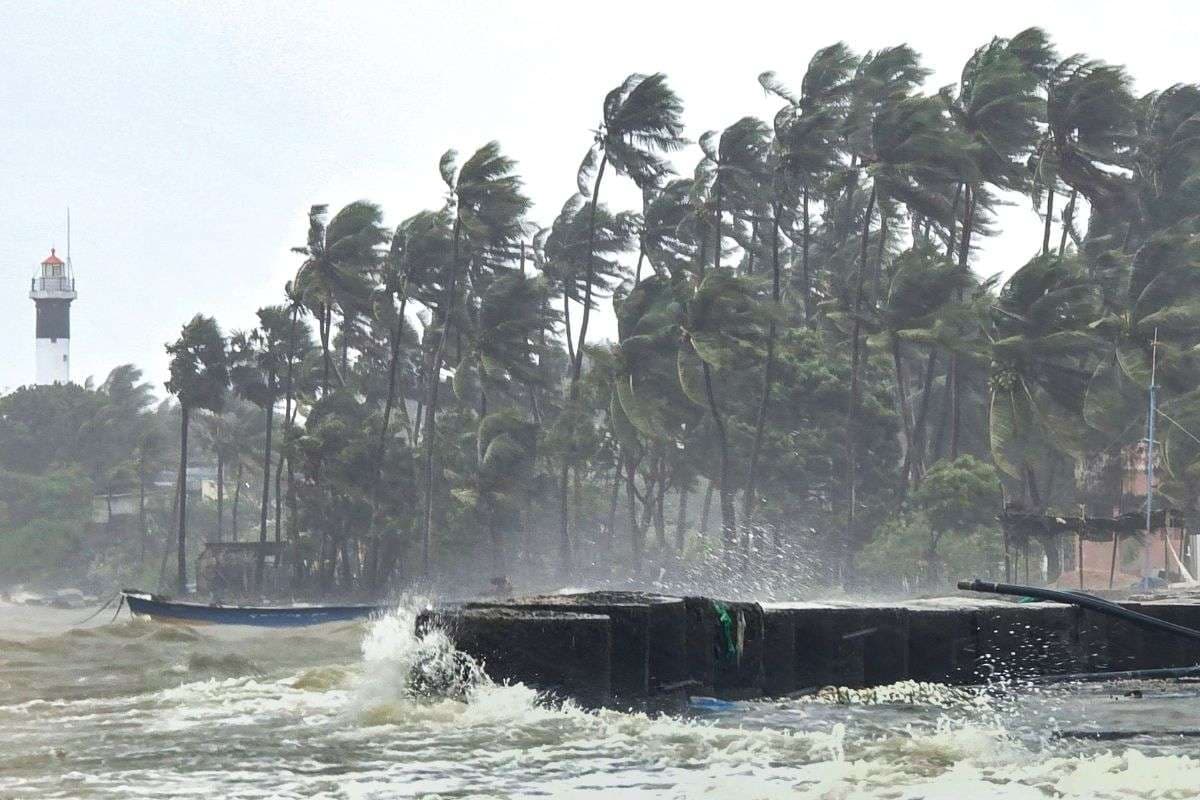 Cyclone Ditwah: चक्रवात दितवाह से भारी तबाही की संभावना, तमिलनाडु सहित इन राज्यों में भारी बारिश, आंधी-तूफान का अलर्ट