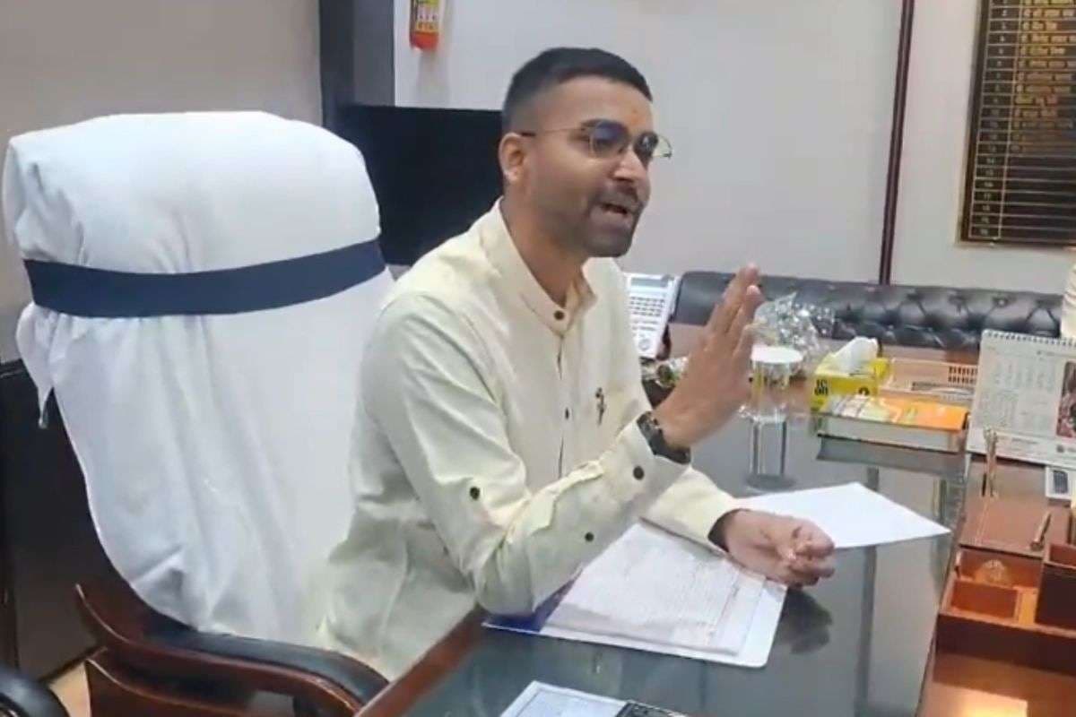 कुर्सी पर बैठते ही अकड़ में दिखे दीपक प्रकाश, बातचीत करने गए लोगों को हड़काया, देखें वीडियो 