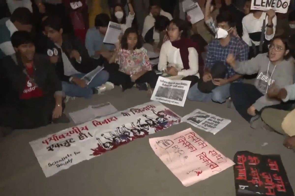 Delhi Air Pollution: जहरीली हवा के खिलाफ फूटा लोगों का गुस्सा, इंडिया गेट पर जोरदार प्रदर्शन, देखें वीडियो