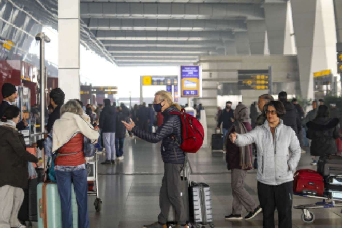 Delhi Airport : दिल्ली एयरपोर्ट पर एटीसी में तकनीकी खराबी, 100 से ज्यादा उड़ानें हुईं लेट