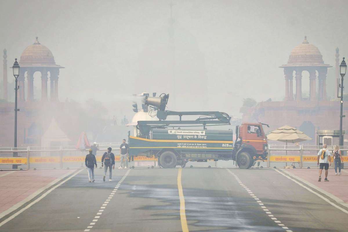 Delhi Air Pollution : दिल्ली में सांस लेना मुश्किल, बीमार होकर लोग पहुंच रहे हैं अस्पताल