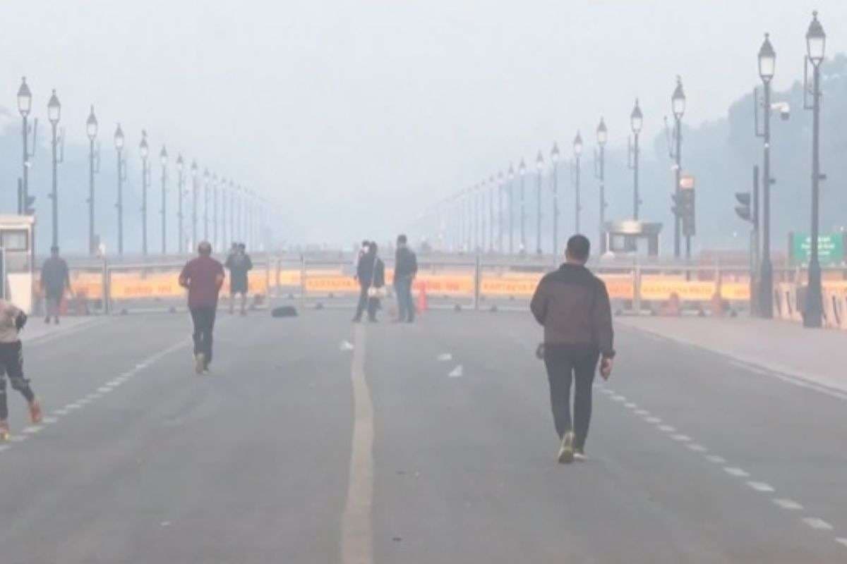 AQI खराब श्रेणी में होने की वजह से दिल्ली की हवा दमघोंटू,देखें वीडियो