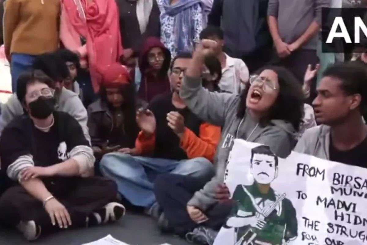 Delhi Protest: विवादित पोस्टर मामले में बड़ी कार्रवाई, 2 प्रदर्शनकारियों को न्यायिक हिरासत