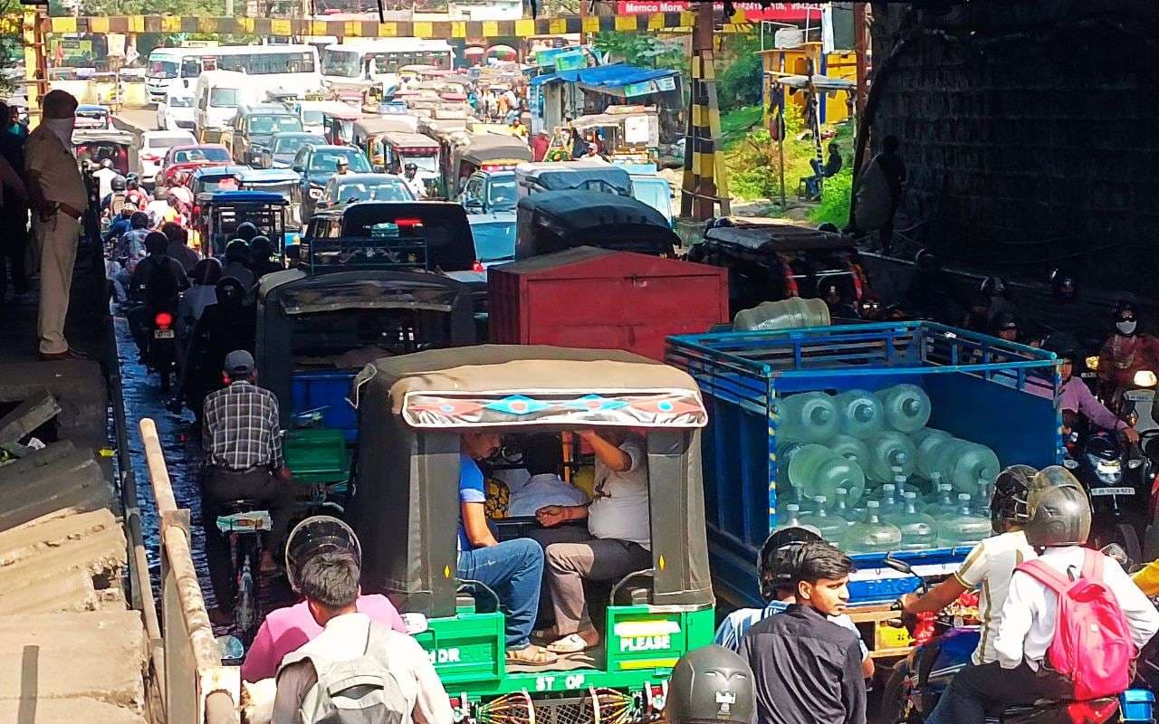 Dhanbad News: बरमसिया पुल बंद होने से यातायात व्यवस्था बेहाल, बैंक मोड़ घंटों जाम