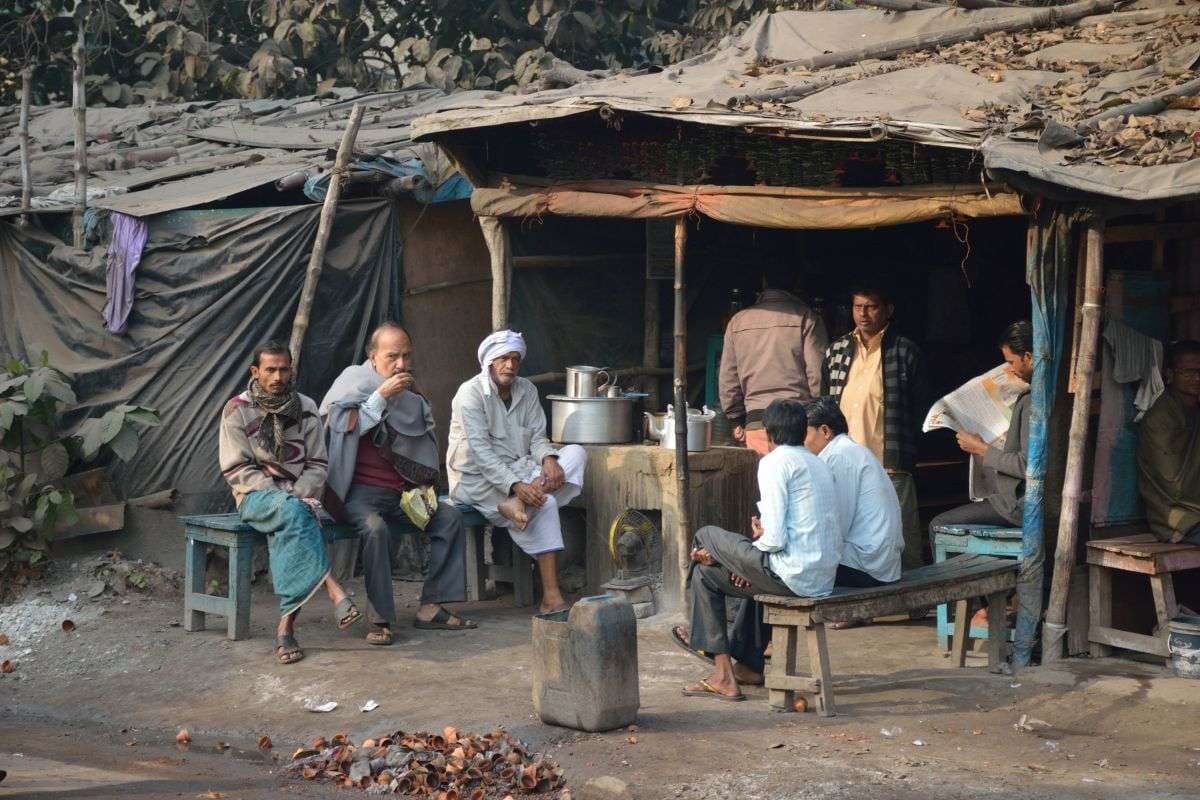 Bihar Chunav 2025 : चाय-पान की दुकानों पर चुनावी गणित सुलझा रहे समर्थक, नेताओं पर भारी पड़े एक्टर