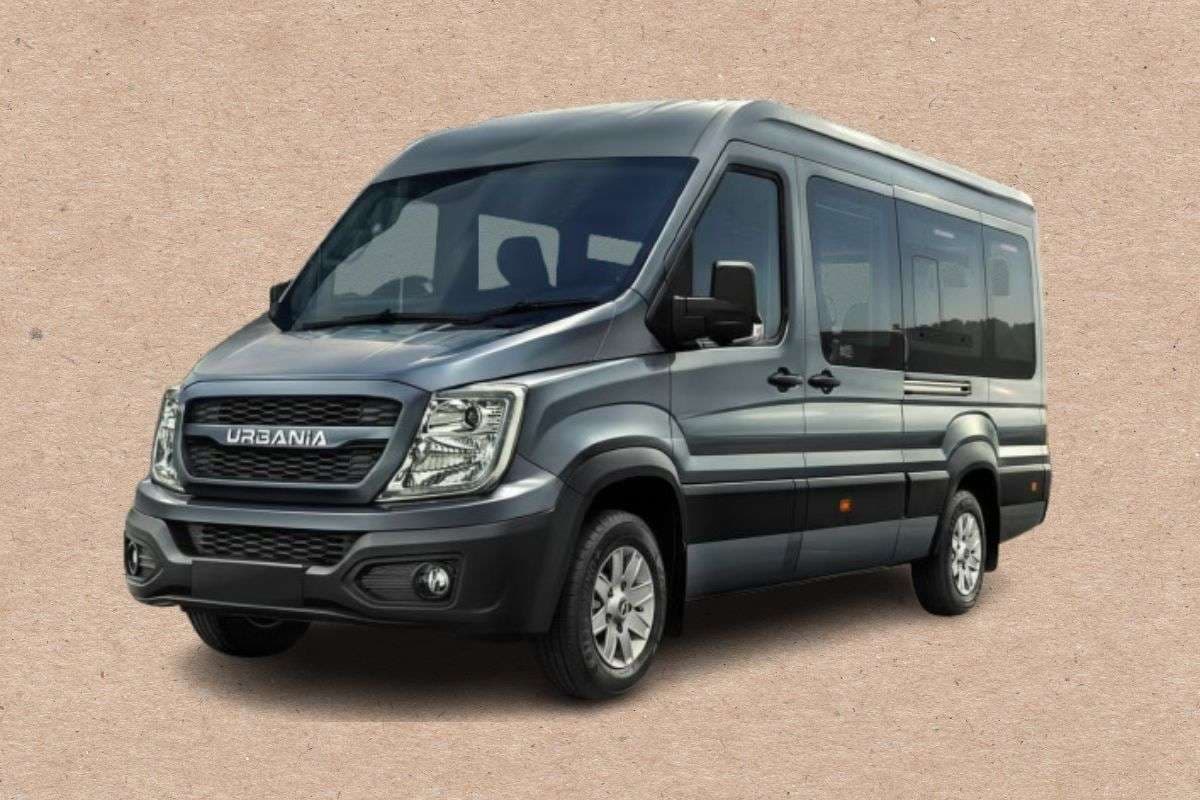 17 लोगों के बैठने वाली ये गाड़ी बन जाएगी पिकनिक और शादी की जान, कीमत और फीचर्स देख हो जाएंगे फैन