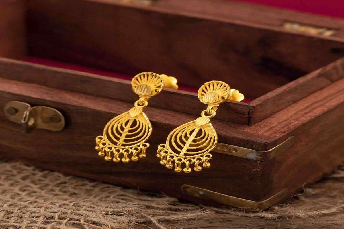 Gold Rate Decline Today: रुपये की मजबूती से सस्ता हो गया सोना, टूट गए चांदी के भाव