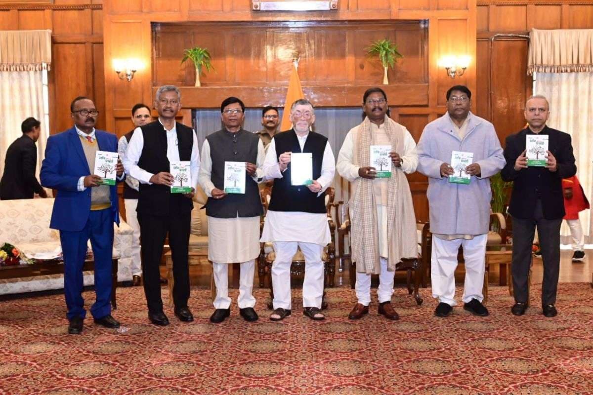 झारखंड : राजभवन में जनजातीय संस्कृति की गूंज, राज्यपाल ने किया ‘उरांव धर्म एवं प्रथाएं’ पुस्तक का लोकार्पण