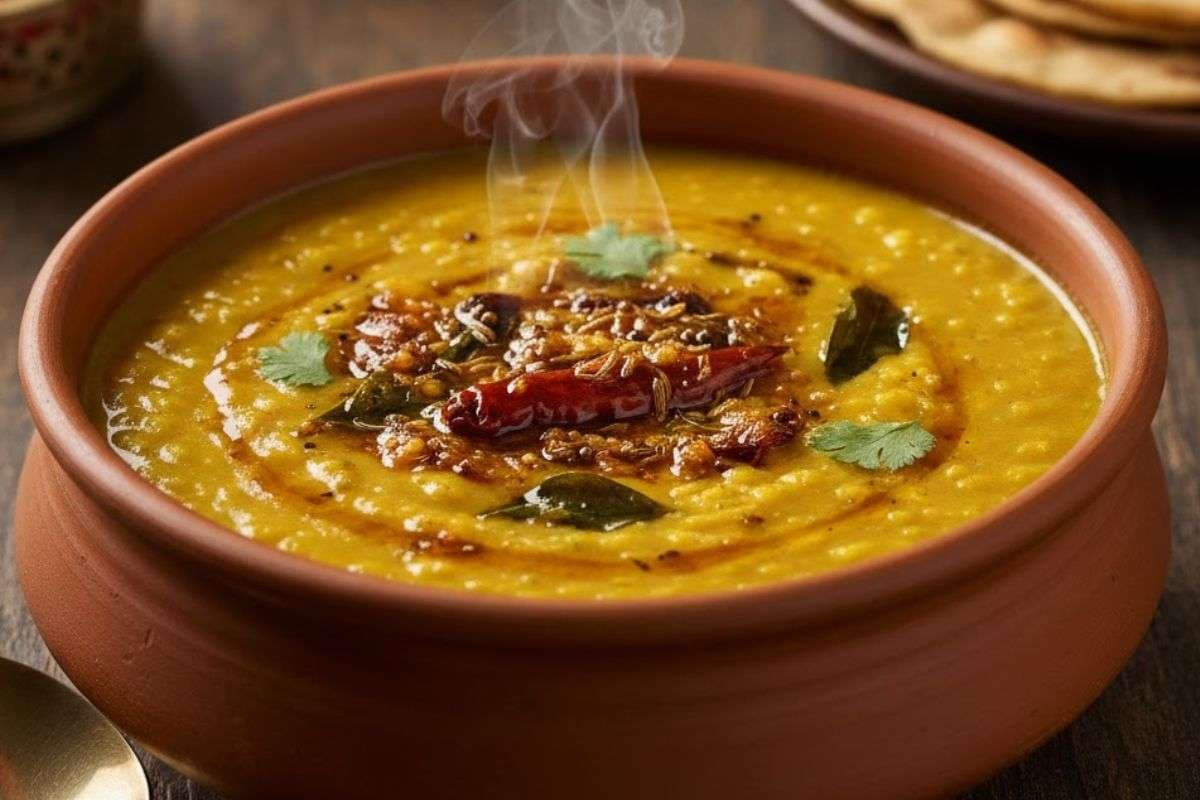Gujarati Khatti Meethi Dal Recipe: रोटी के साथ परोसें गुजराती स्टाइल खट्टी-मीठी दाल, स्वाद ऐसा कि एक बार खा लिया तो हर रोज बनाएंगे