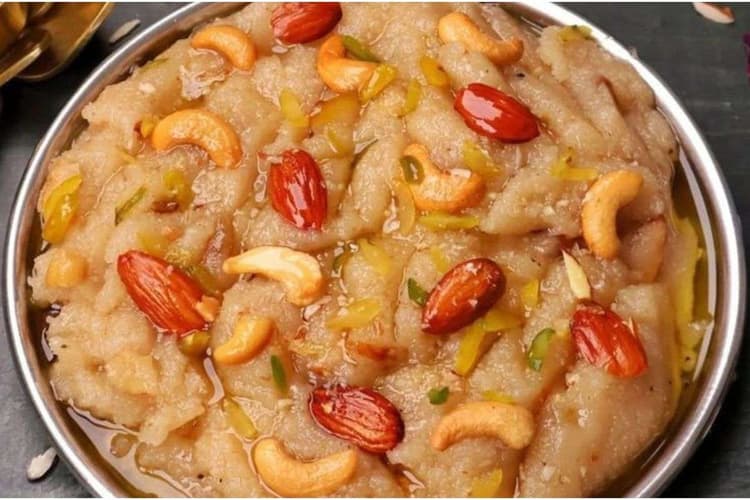 Guru Nanak Jayanti Special Kada Prasad Recipe: सिर्फ 3 चीजों से घर पर बनाएं गुरुद्वारे जैसा कड़ा प्रसाद