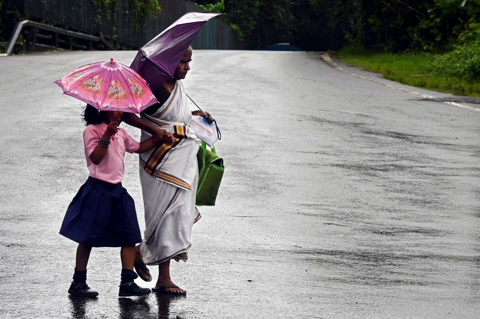 Aaj Ka Mausam: मौसम फिर लेगा करवट! कहीं भारी बारिश को कहीं घने कोहरे का अलर्ट, साइक्लोन दे सकता है दस्तक