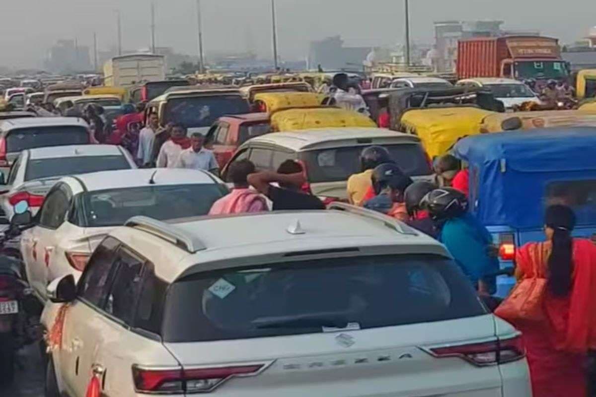 Kartik Purnima 2025: कार्तिक पूर्णिमा पर पटना में लगा भीषण जाम, रेंगते रहे वाहन