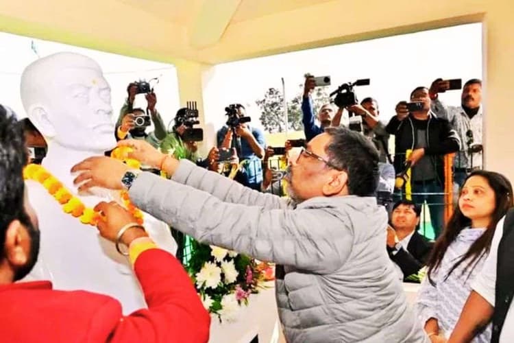 हेमंत सोरेन ने दादा सोबरन मांझी को दी श्रद्धांजलि, बोले- दलालों के लिए बंद होंगे सरकारी कार्यालयों के दरवाजे