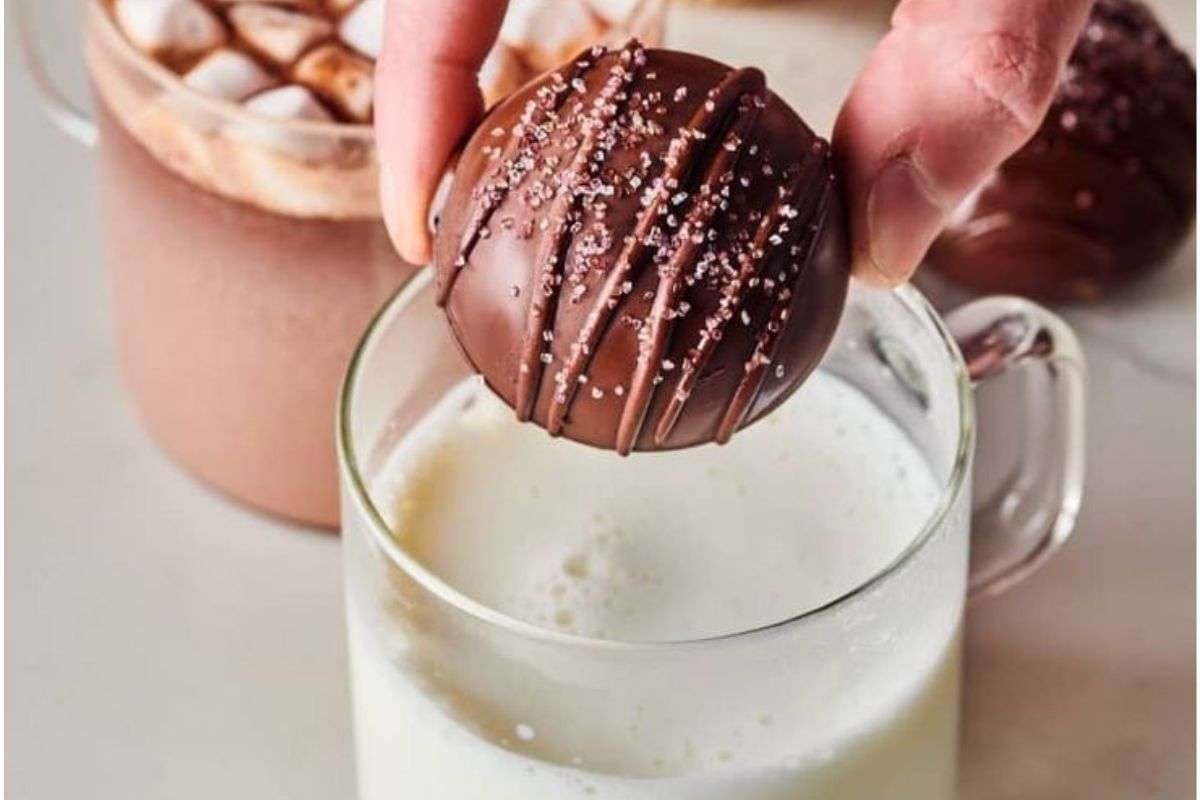 Hot Chocolate Bomb Recipe: सिर्फ एक चॉकलेट बॉम्ब पीयें और ठंड को कहें गुडबाॅय