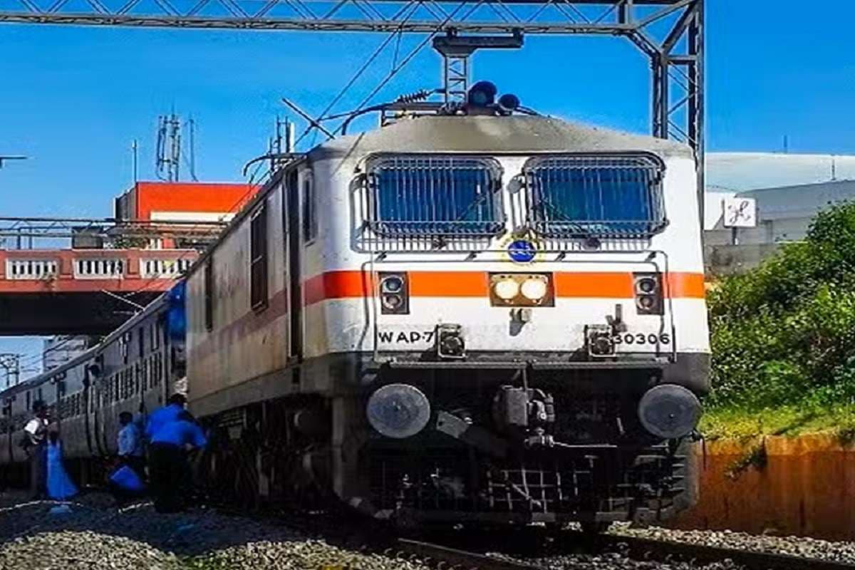 रेल यात्री कृपया ध्यान दें, अब स्लीपर क्लास के पैसेंजर्स को मिलेगा तकिया और बेडशीट