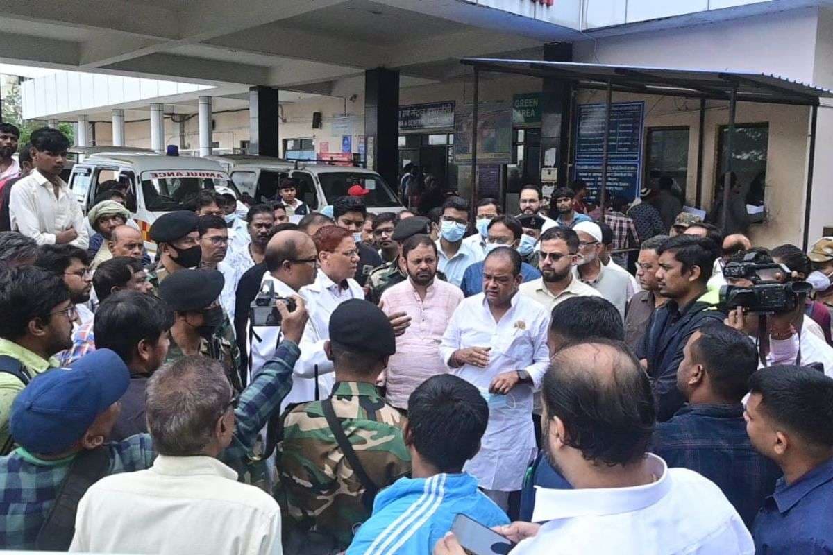 रिम्स पहुंचे मंत्री डॉ इरफान अंसारी, बुंडू सड़क हादसे के मृतकों के परिजनों को 1-1 लाख देने की घोषणा