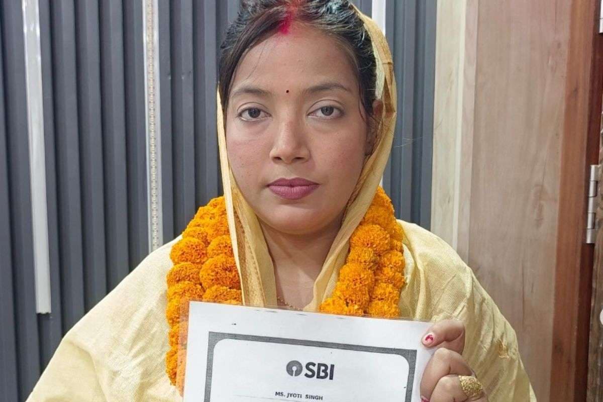 Bihar Election 2025 : क्यूआर कोड दिखा चंदा मांग रही पवन सिंह की पत्नी ज्योति, काराकट से लड़ रही हैं चुनाव