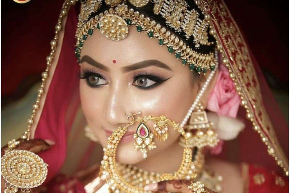 Latest Bridal Maang Tika Designs: हर फेस शेप के लिए लेटेस्ट मांग टीका डिजाइन जो आपको बना देंगे परफेक्ट ब्राइड