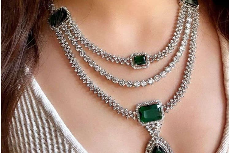 Latest Layered Necklace Styling Tips: साड़ी से लेकर जींस तक हर लुक में दिखें स्टाइलिश